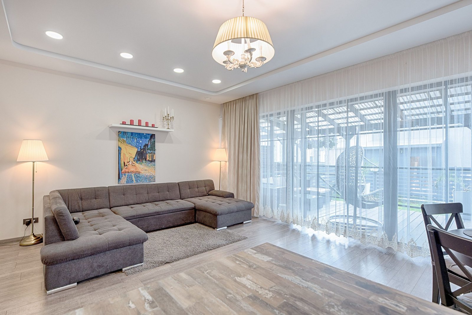 Wood-grain plank porcelain